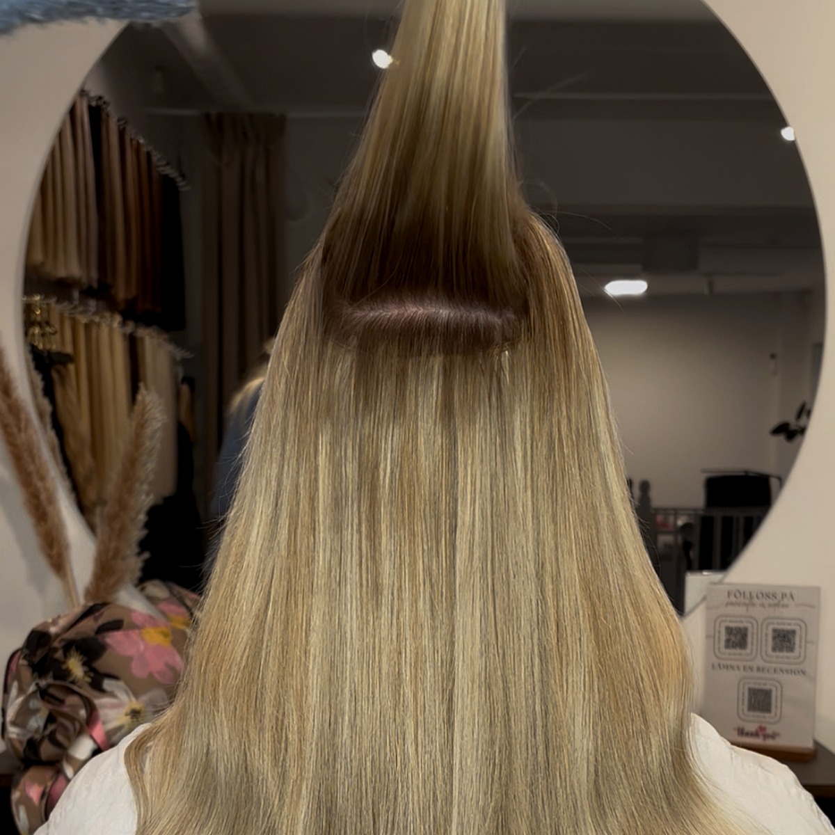 Närbild på Butterfly Weft-fästet i blont hår