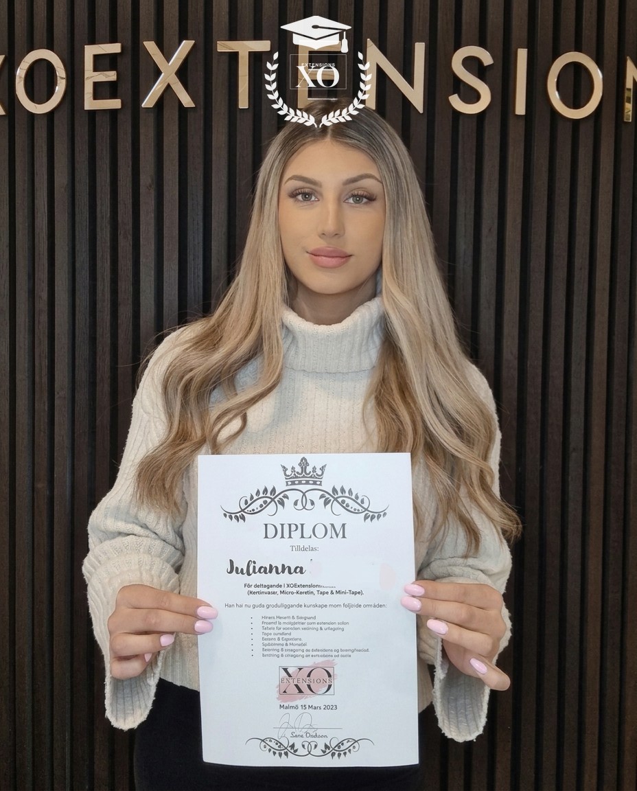 Elev håller upp sitt diplom i keratin, tape och mini-tape hos XoExtensions