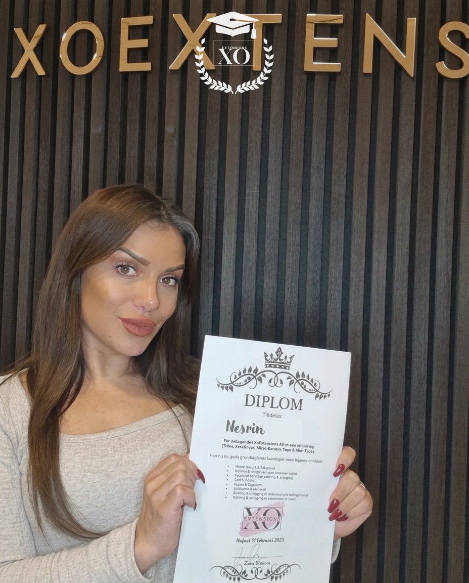 Elev med diplom efter all-in-one-utbildning i extensions hos XO Academy