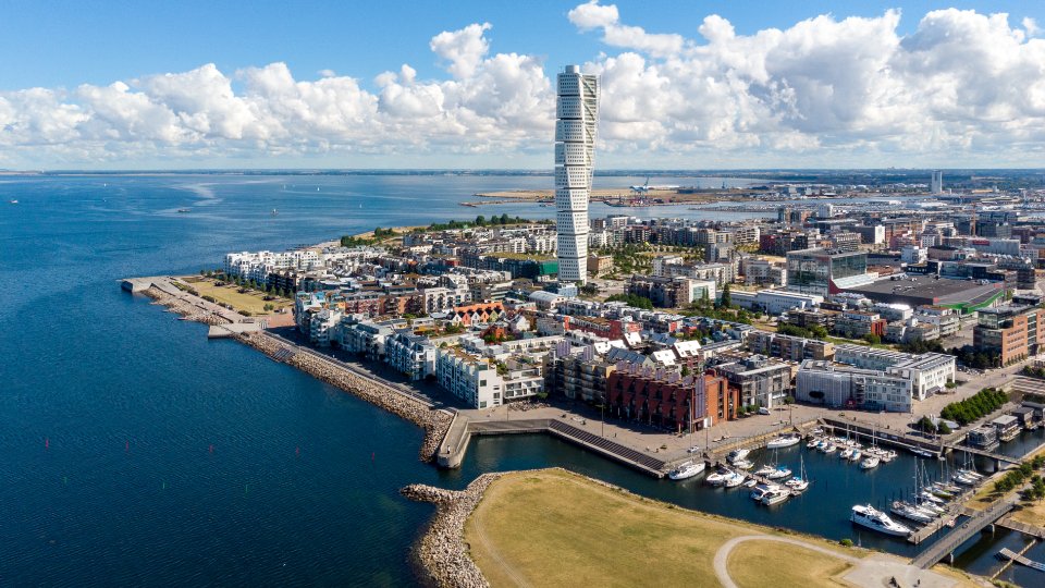 Flygbild över Malmö med Turning Torso, Västra Hamnen och småbåtshamnen - här ligger XoExtensions salong.