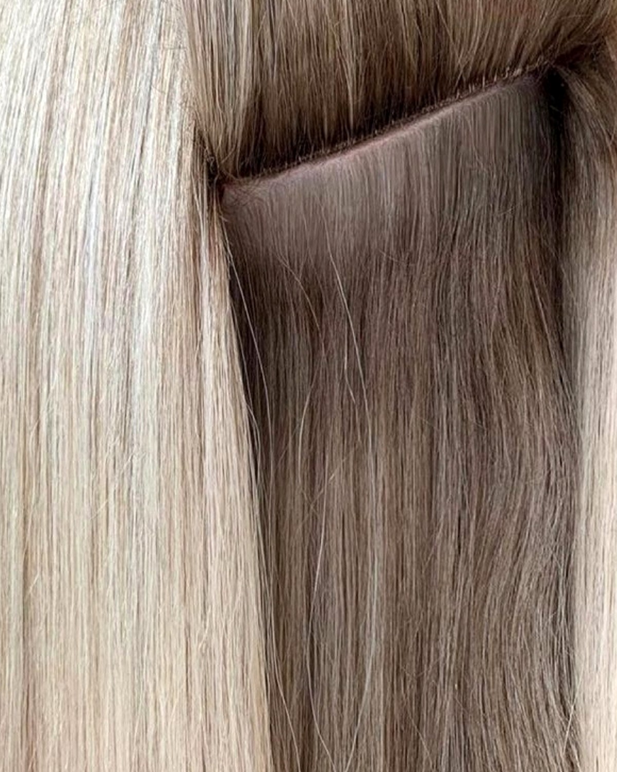Invisible Weft insatt i blont hår - trensen ligger helt platt mot huvudet