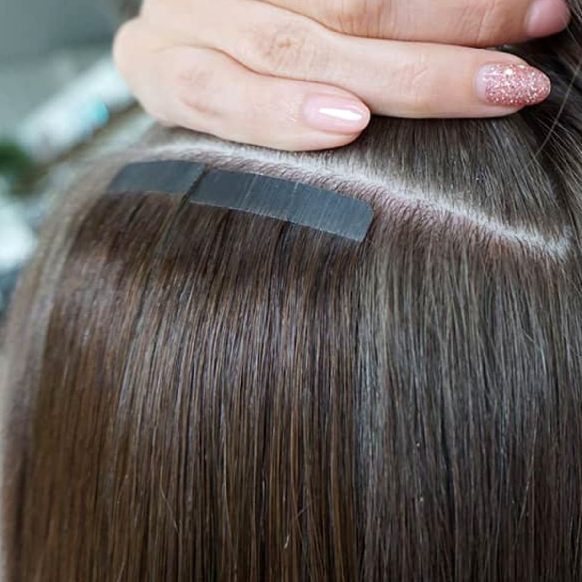 Tape extensions applicerade i långt hår