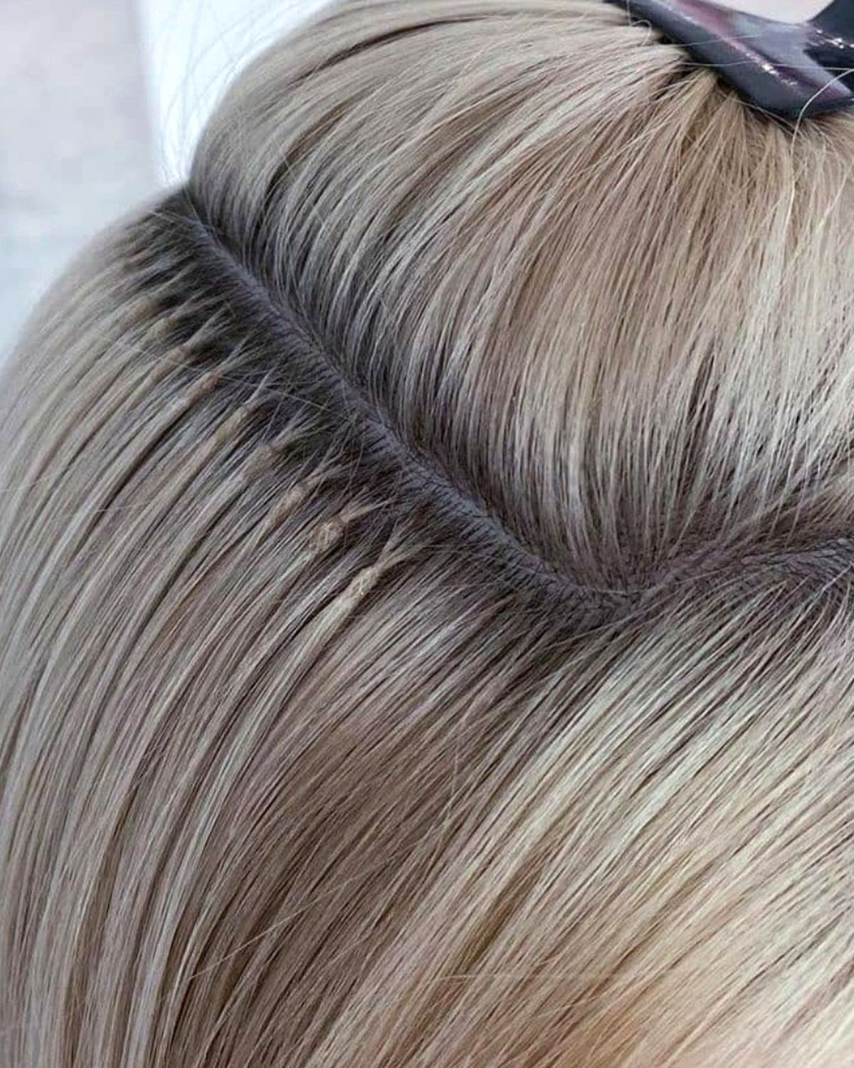 Micro K-Tips med nästintill osynliga fästen i blont hår